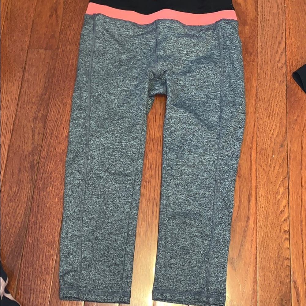 Grey cropped leggings below the knee
